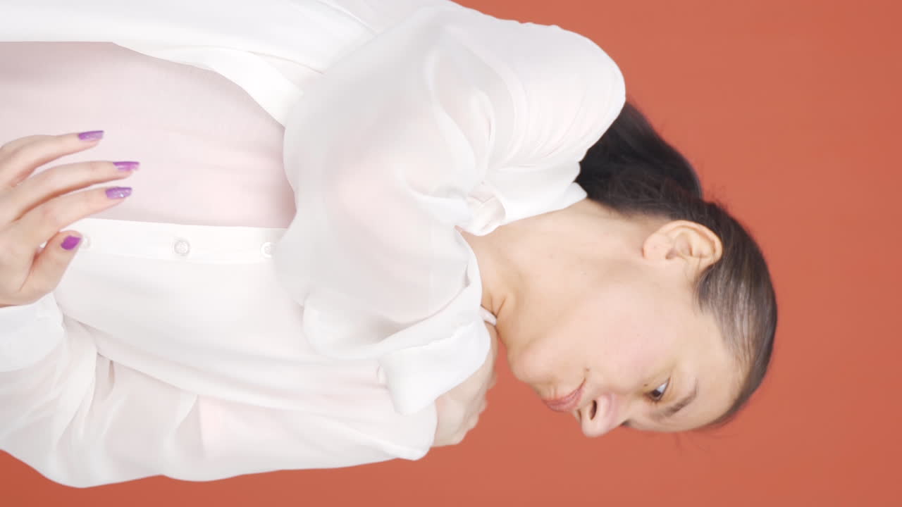 어깨 통증이 있는 여성의 수직 비디오.