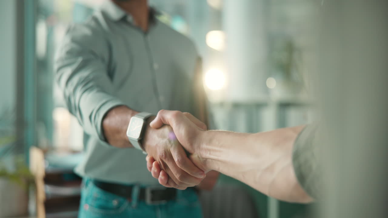 Primo piano di due persone d'affari che si stringono la mano