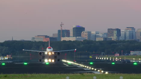 aterrizaje o despegue de un avión en un aeropuerto de la ciudad