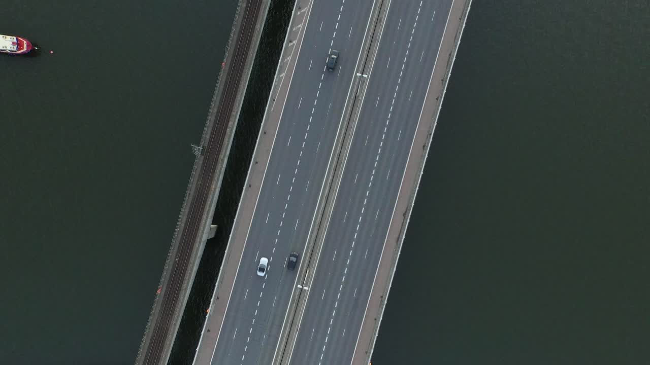 강을 통과하는 고속도로의 조감도