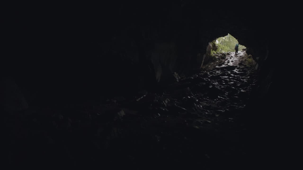 persona entrando en una cueva