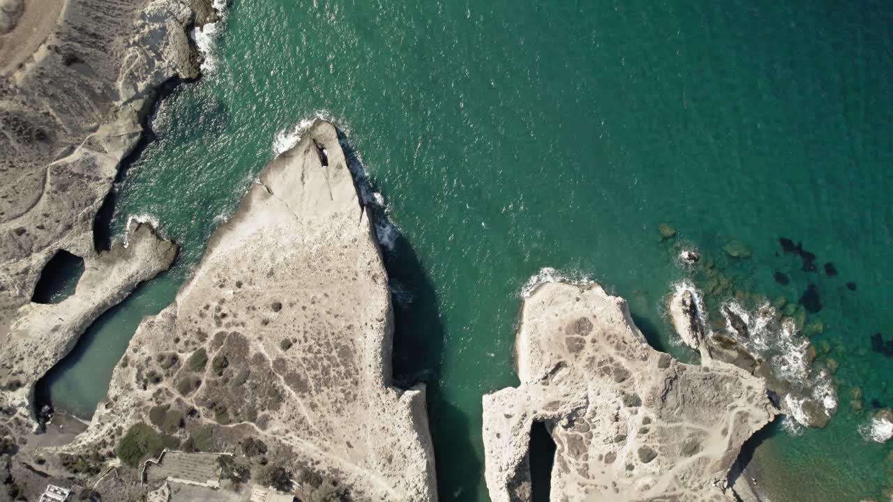 con vistas a una ciudad tranquila y al agua azul turquesa del mediterráneo