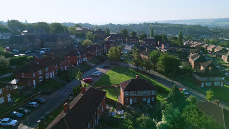 Drohnenaufnahmen-Zeigen-An-Einem-Sonnigen-Sommermorgen-Die-Gemeindesiedlung-Dewsbury-Moore,-Einen-Städtischen-Wohnkomplex-In-Großbritannien,-Terrassen-Aus-Roten-Backsteinen-Und-Das-Industrielle-Yorkshire