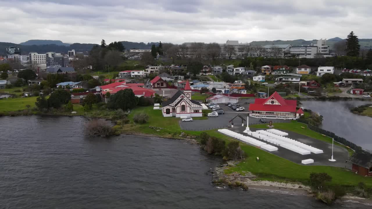 panorámica aérea de la aldea maorí ohinemutu en la orilla del lago rotorua, paisaje urbano de nueva zelanda