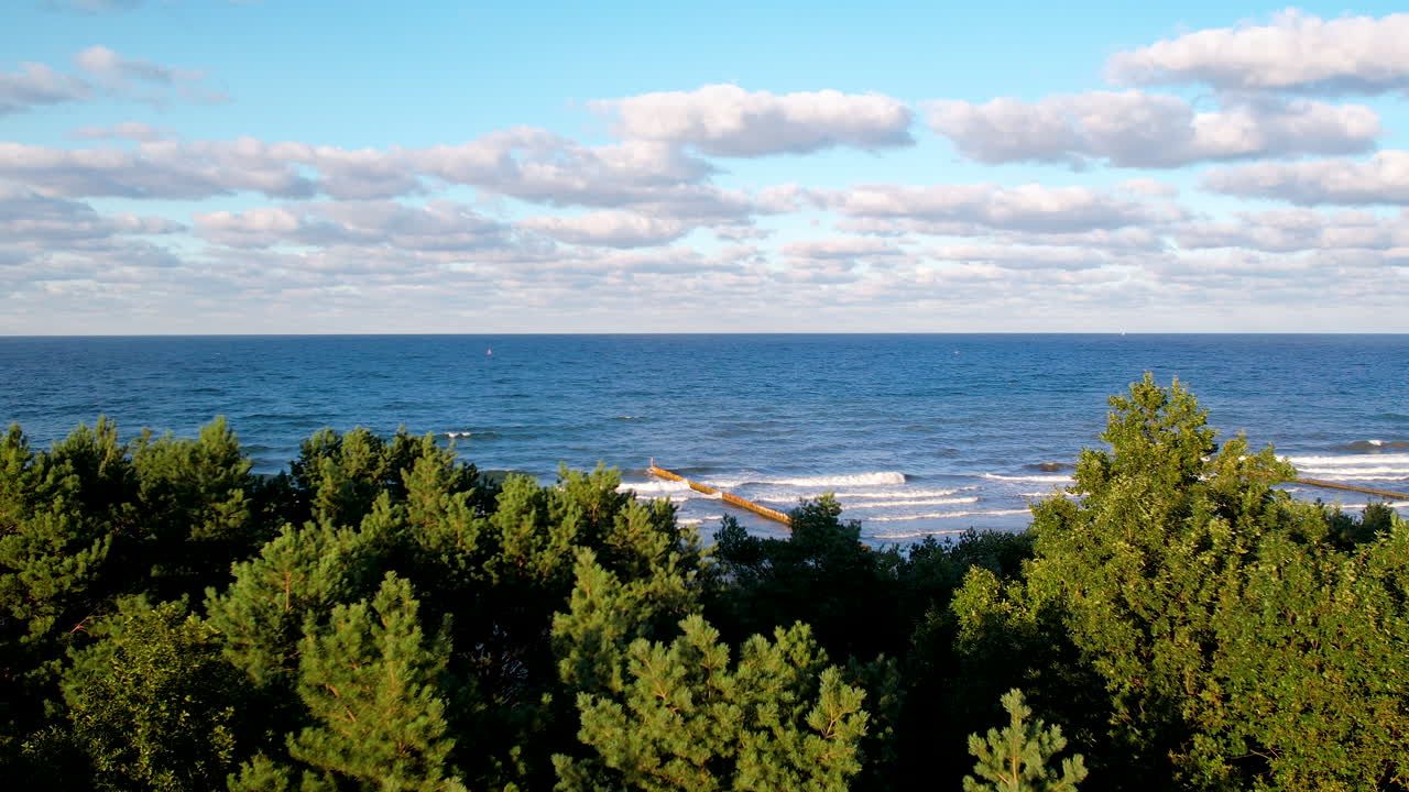 해변 위로 공중 드론 전진 이동 샷