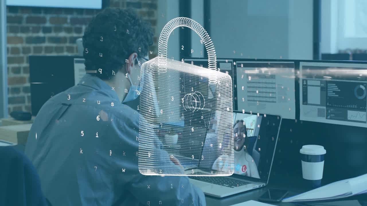 animación de un candado de seguridad en línea sobre un hombre con máscara facial usando una computadora portátil en una videollamada