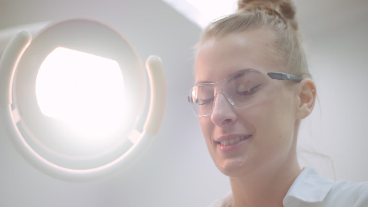 joven dentista positiva sonriendo en la clínica dental 5