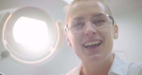 joven dentista positiva sonriendo en la clínica dental 5