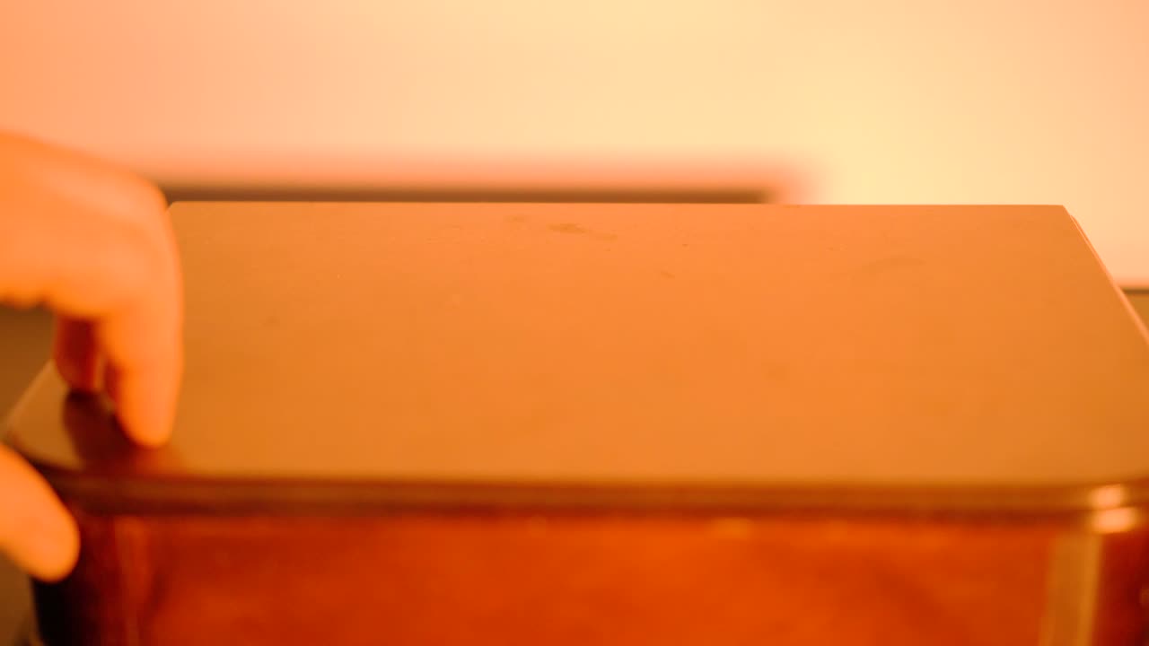 한 사람이 금은 장신구 상자를 엽니다.