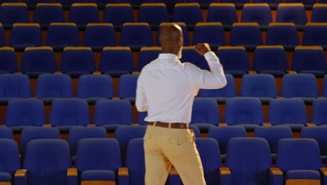 hombre de negocios afroamericano practicando el discurso en un auditorio vacío 4k