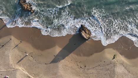 Toma-Aérea-De-Barrido-De-Olas-Rompiendo-Rocas