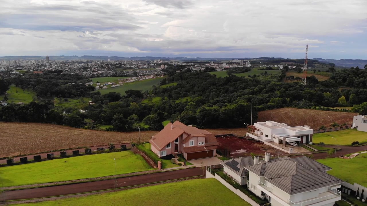 MOLTI VOLI CON DRONE ALL'INTERNO DI UN CONDOMINIO CON CASE E MOLTO PRATO E ALBERI. ALCUNI VOLI DI RIVELAZIONE DELLA CITTÀ SOPRA UNA CASA CHE RIVELANO LA CITTÀ ALLA FINE. MOLTE GIORNATE SOLEGGIATE CON QUALCHE NUVOLA