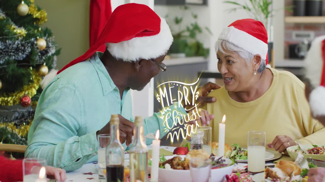 animación de felicitaciones de navidad texto sobre amigos diversos mayores en la mesa de la comida de navidad