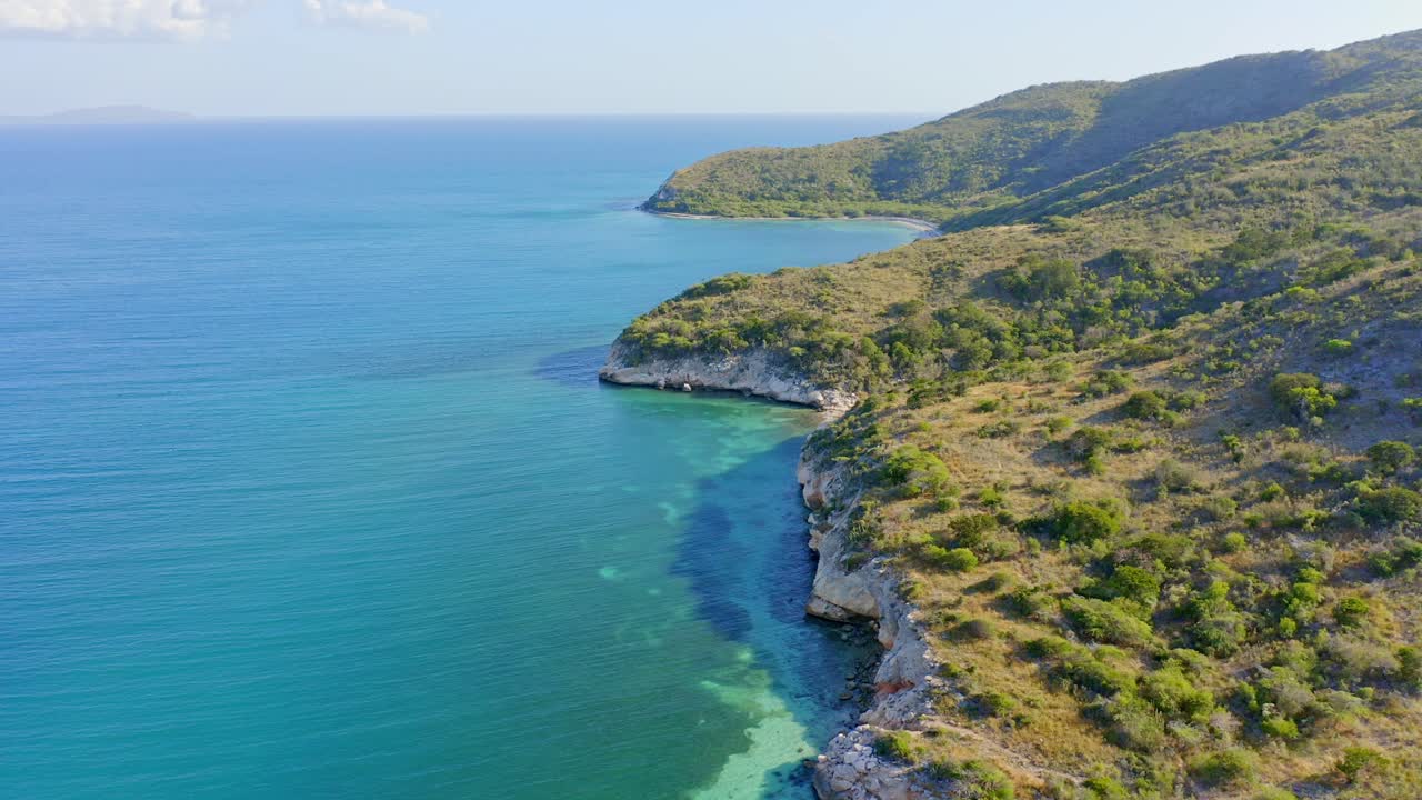 화창한 날 도미니카 공화국 아주아에 있는 플라야 몬테 리오의 아름다운 시골 해안선을 따라 공중 비행