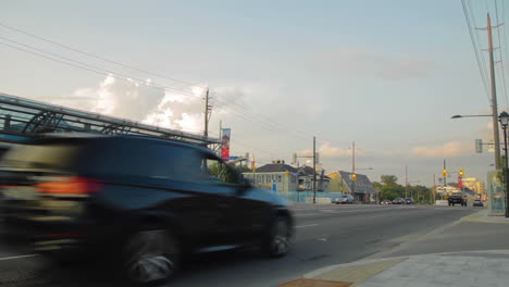 coches circulando por una concurrida calle suburbana
