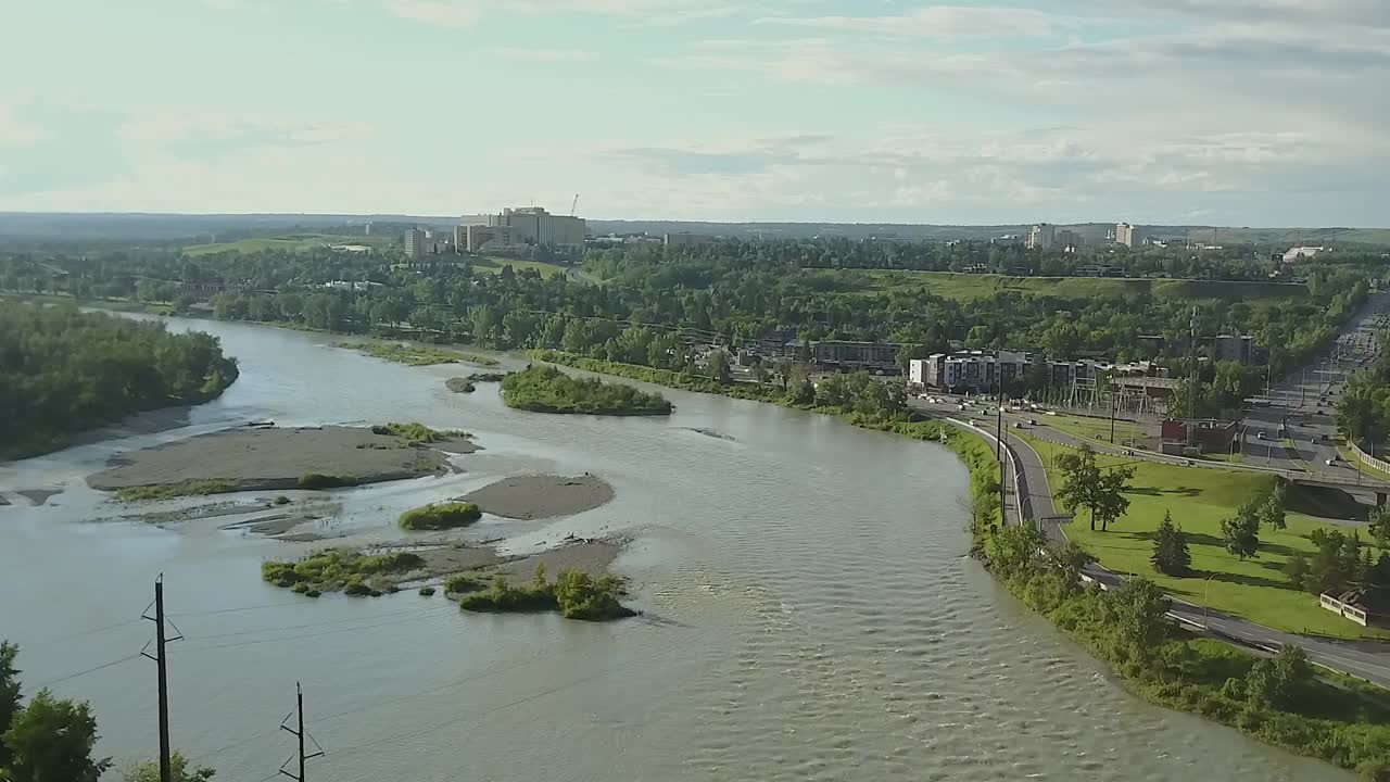 봄의 진흙탕 도시 강