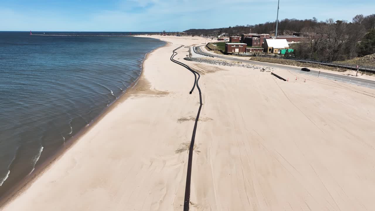una pista lenta en reversa sobre el pere marquette de muskegon