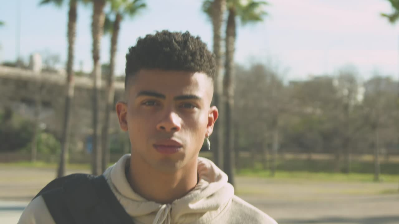 patinador negro caminando en el parque