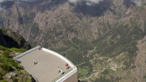 Aerial-flies-over-a-view-platform-and-tilts-down,-Madeira,-Portugal