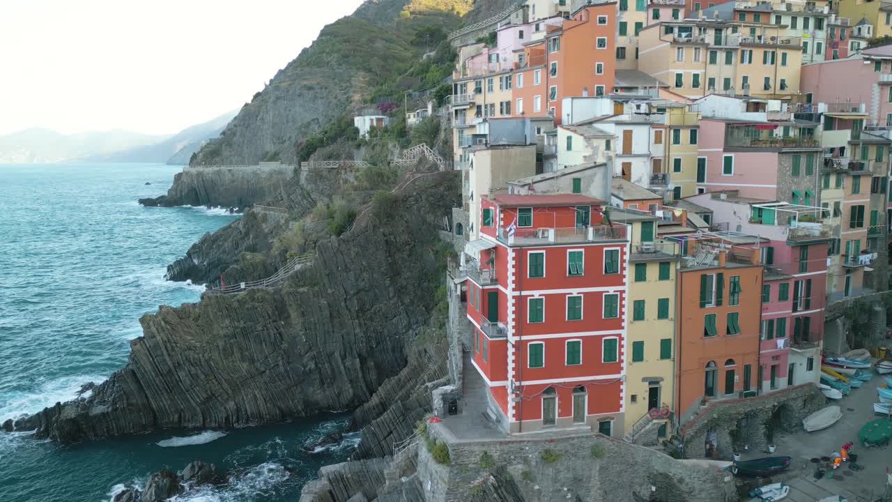 Plan aérien en grue révélant la pittoresque côte des Cinque Terre en été.