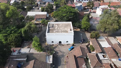 Vista-Aérea,-Kandang-Menjangan-O-Panggung-Krapayak,-Que-Forma-Parte-Del-Eje-Imaginario-Del-Palacio-De-Yogyakarta,-Luce-Elegante-Con-Sus-Paredes-Blancas.