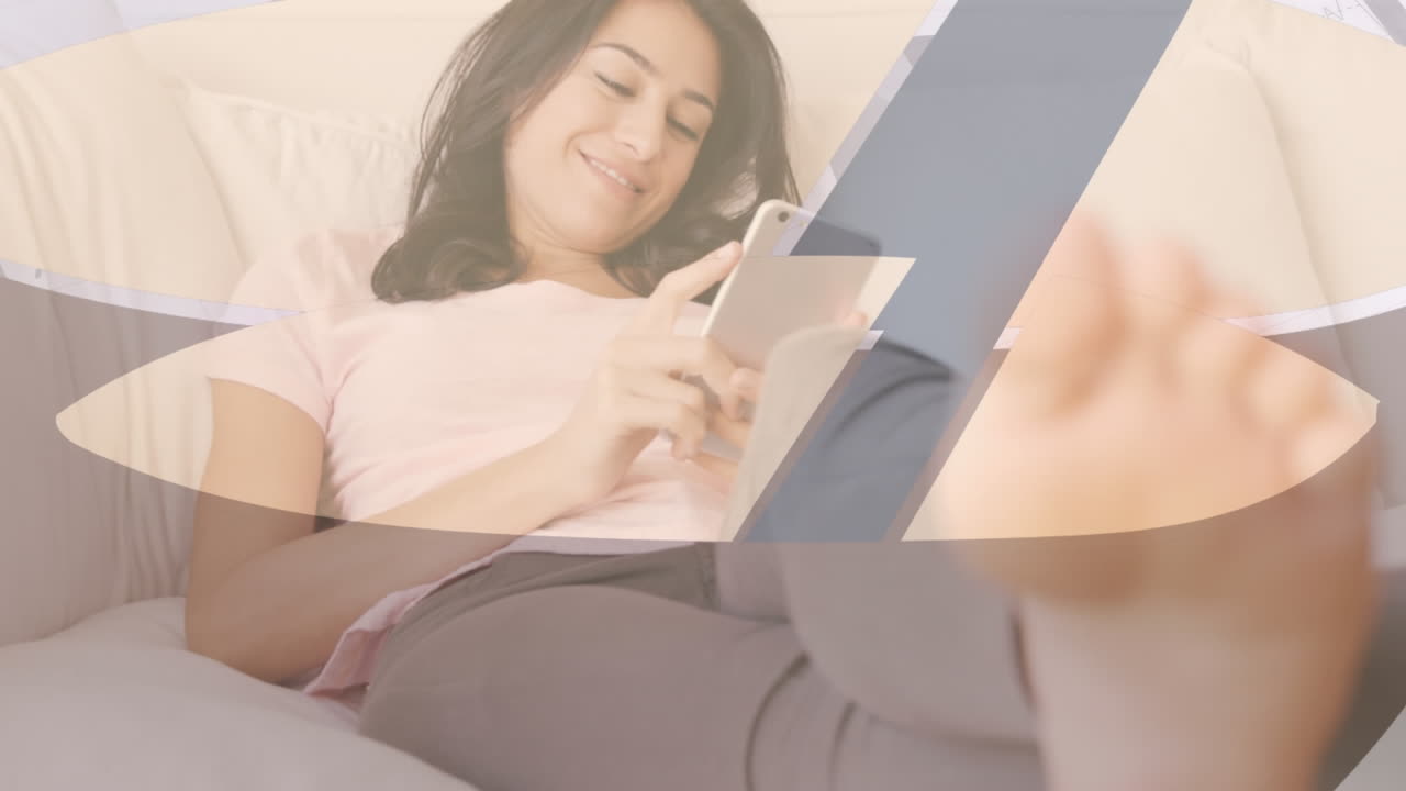 スマートフォンを使用するビジネスウーマン上のアイコンのアニメーション