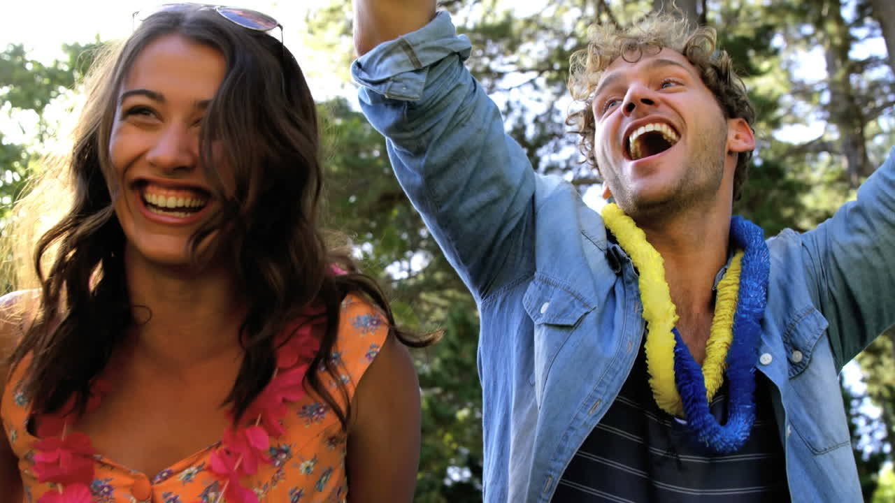 animación de capa quemada sobre personas felices bailando al aire libre