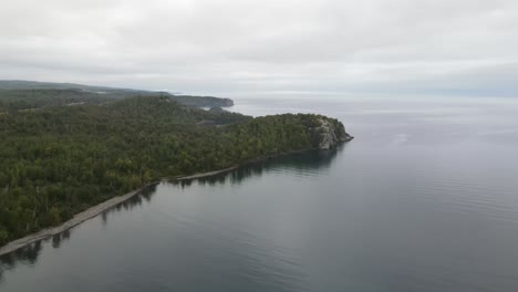 Vista-Aérea-De-La-Costa-Norte-Del-Lago-Minnesota-Superior-Durante-Una-Tarde-Nublada