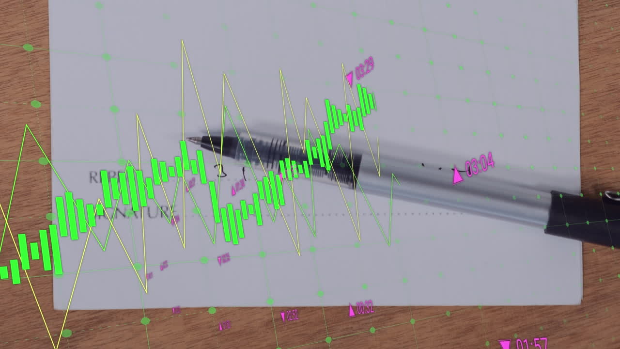 animación del procesamiento de datos contra un primer plano de un bolígrafo y un papel en blanco en una superficie de madera.