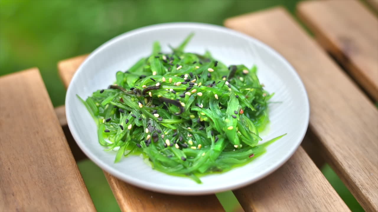 Alga con semi in una ciotola