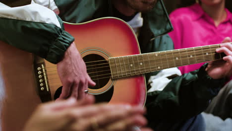 un joven tocando la guitarra.
