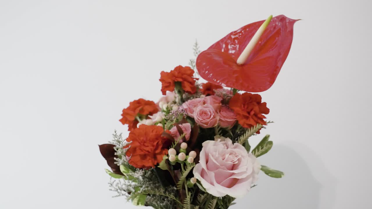 Una composizione di San Valentino completata in un grazioso contenitore in ceramica