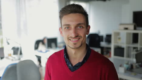 una foto de cerca de un joven guapo.