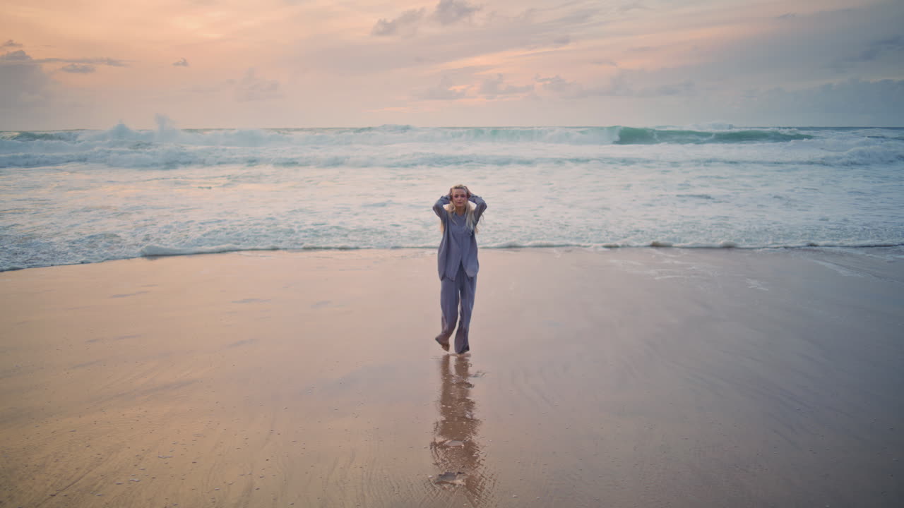 해변에서 휴식을 취하는 행복한 여성, 해변에서 회전하는 행복한 여자, 모래 해변을 는 기쁜 여성