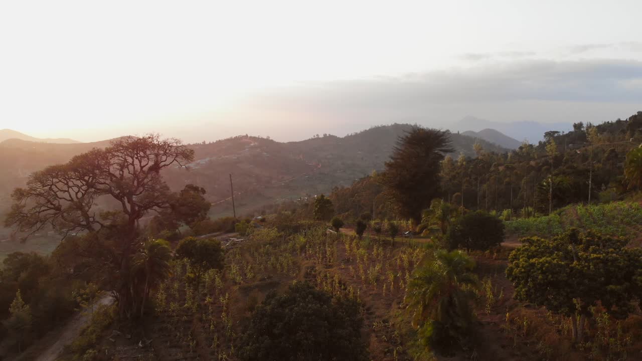 En lille landsby i bjergene i Taita Hills under solnedgang, Kenya.
