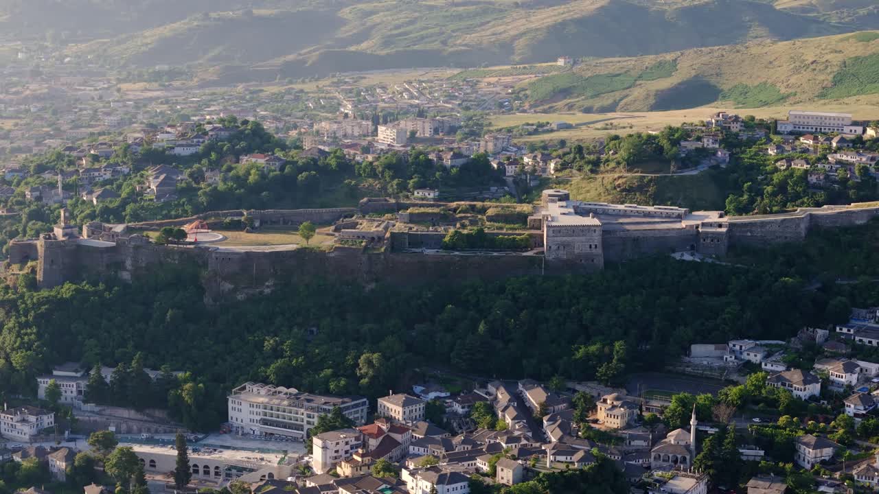 Castello di Argirocastro, ripresa con drone in teleobiettivo in allontanamento nella calda luce del mattino
