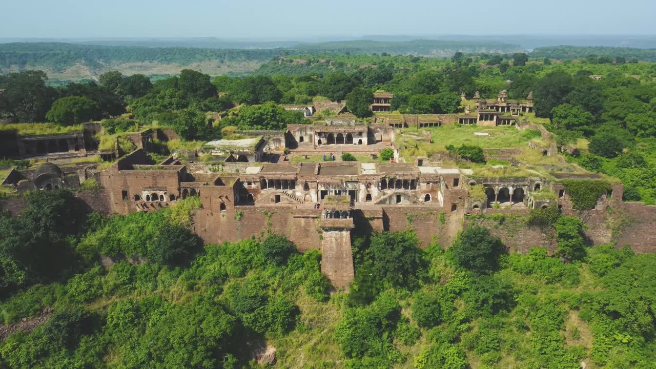 toma aérea de un fuerte o palacio indio en narwar, shivpuri, madhya pradesh