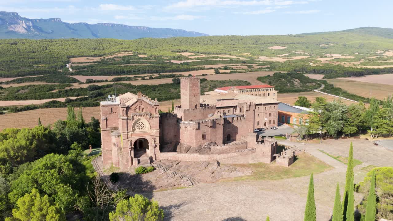 Vista aerea di un castello e un monastero in un paesaggio rurale