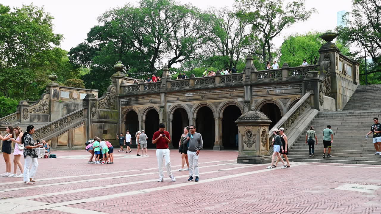 New York, USA, 1 agosto 2025: turisti che esplorano la Bethesda Terrace a Central Park. Visitatori che si riuniscono e passeggiano intorno agli archi e alle scalinate della Bethesda Terrace a Central Park, New York.