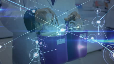 manipulación de equipos de laboratorio, científicos con red de conexiones y animación de procesamiento de datos