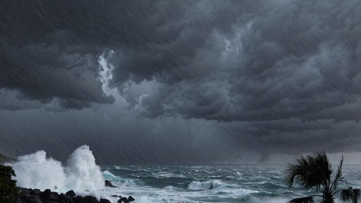 Concept de vidéo de paysage marin spectaculaire avec ciel orageux et vagues déferlantes