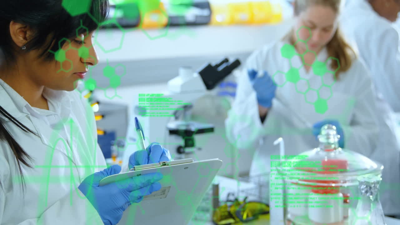 실험실에서 두 인종의 여성 과학자에 대한 과학 데이터 처리의 애니메이션