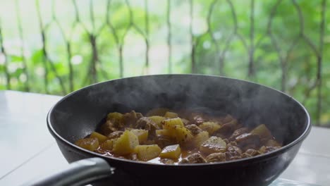 Un-Wok-Chisporrotea-Con-Vapor-Y-Muestra-Una-Porción-Bien-Caliente-De-Curry-Massaman-En-Un-Momento-Culinario-Cautivador