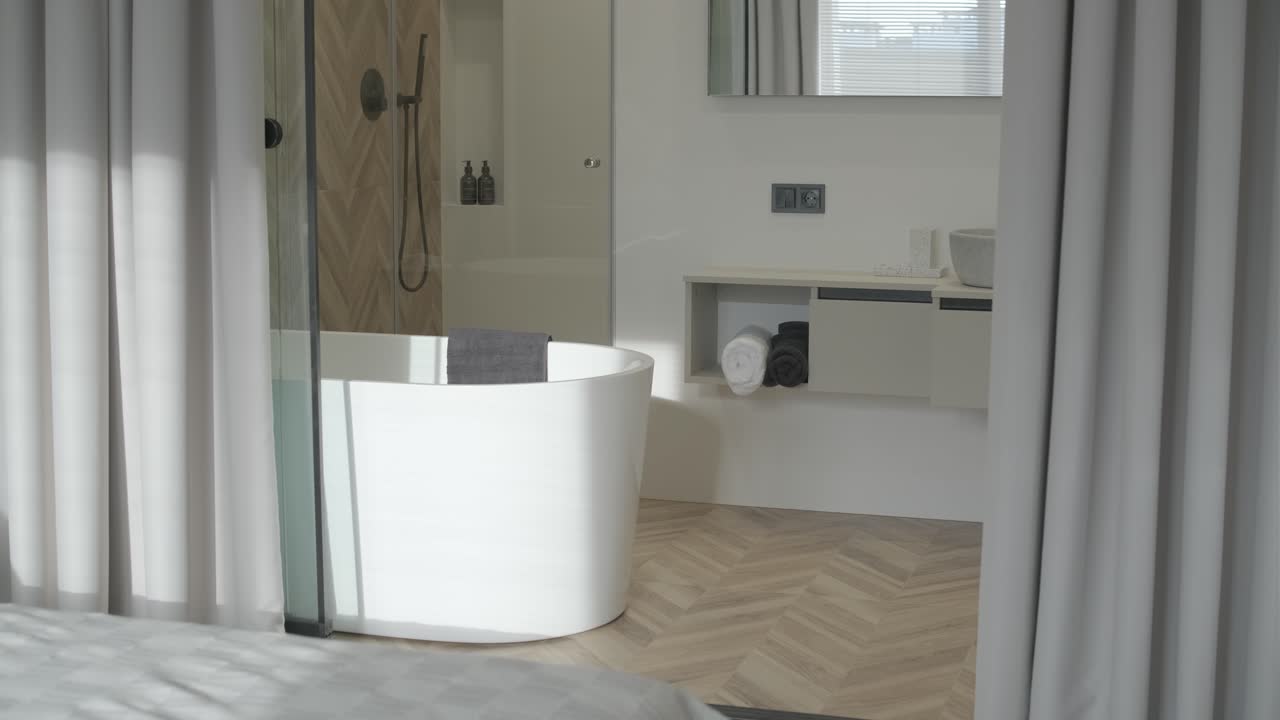 미니멀한 스타일의 현대적인 화이트 은 화장실과 자연빛