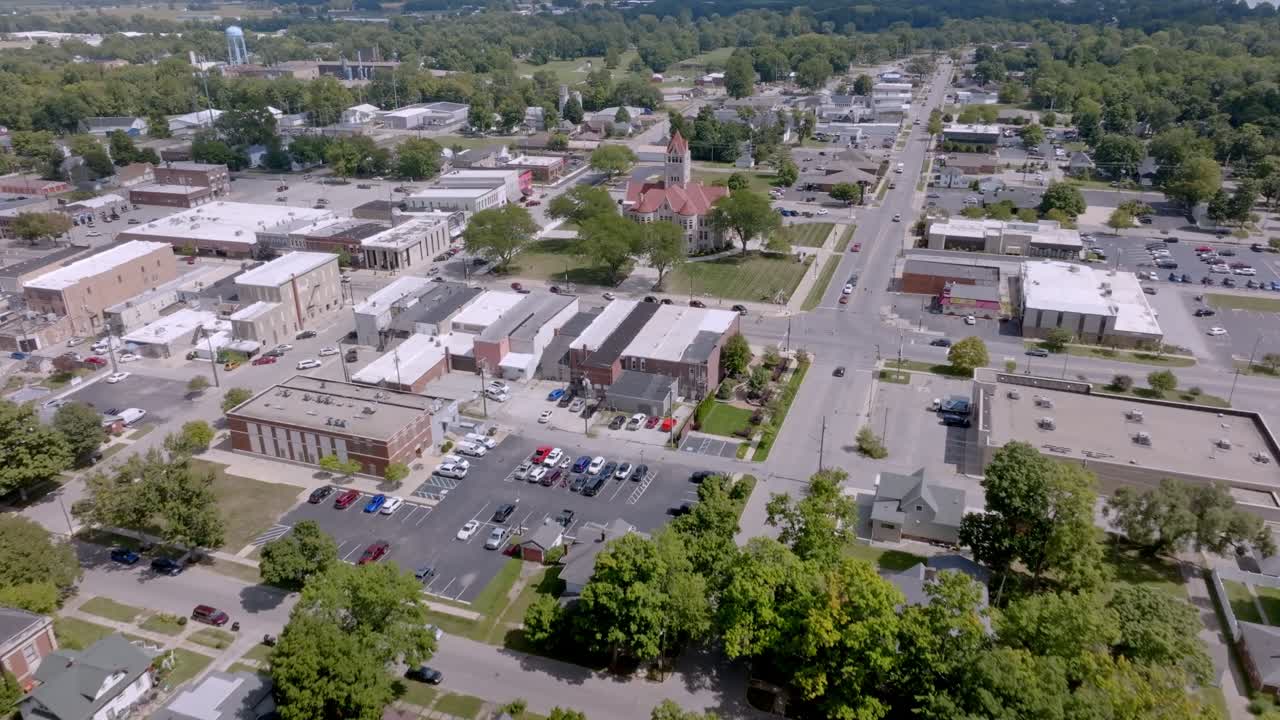 Centro di Rochester, Indiana con video drone che si muove in un'inquadratura ampia