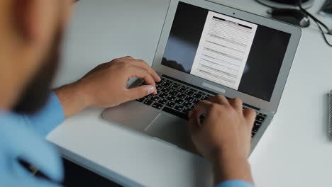 Toma-En-Cámara-Lenta-De-Un-Hombre-Escribiendo-En-Una-Computadora-Portátil.