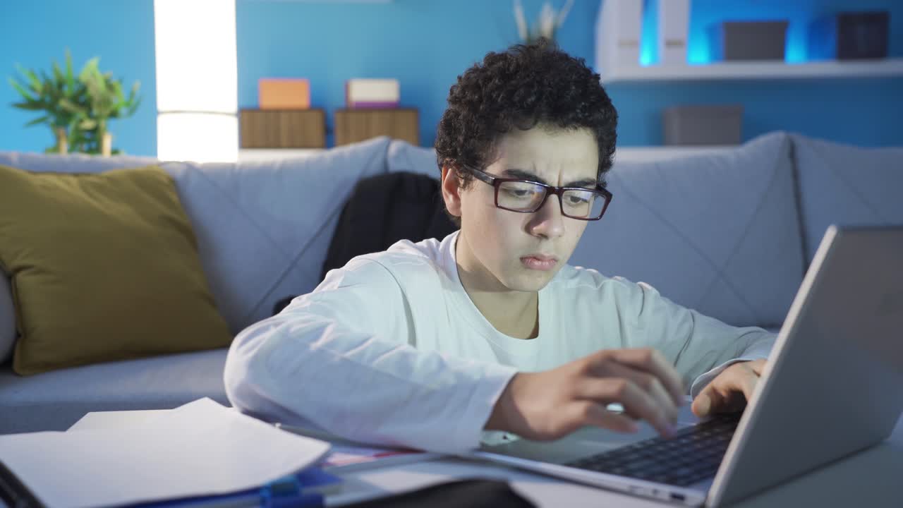 estudiante masculino inteligente y curioso estudiando en casa, aprendiendo nuevas materias.