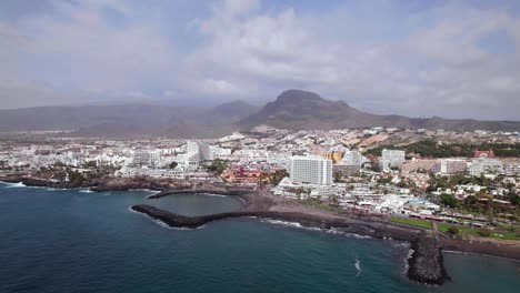 Luftbahnansicht-Der-Küstenlinie-Von-Playa-De-Las-Americas-Auf-Teneriffa