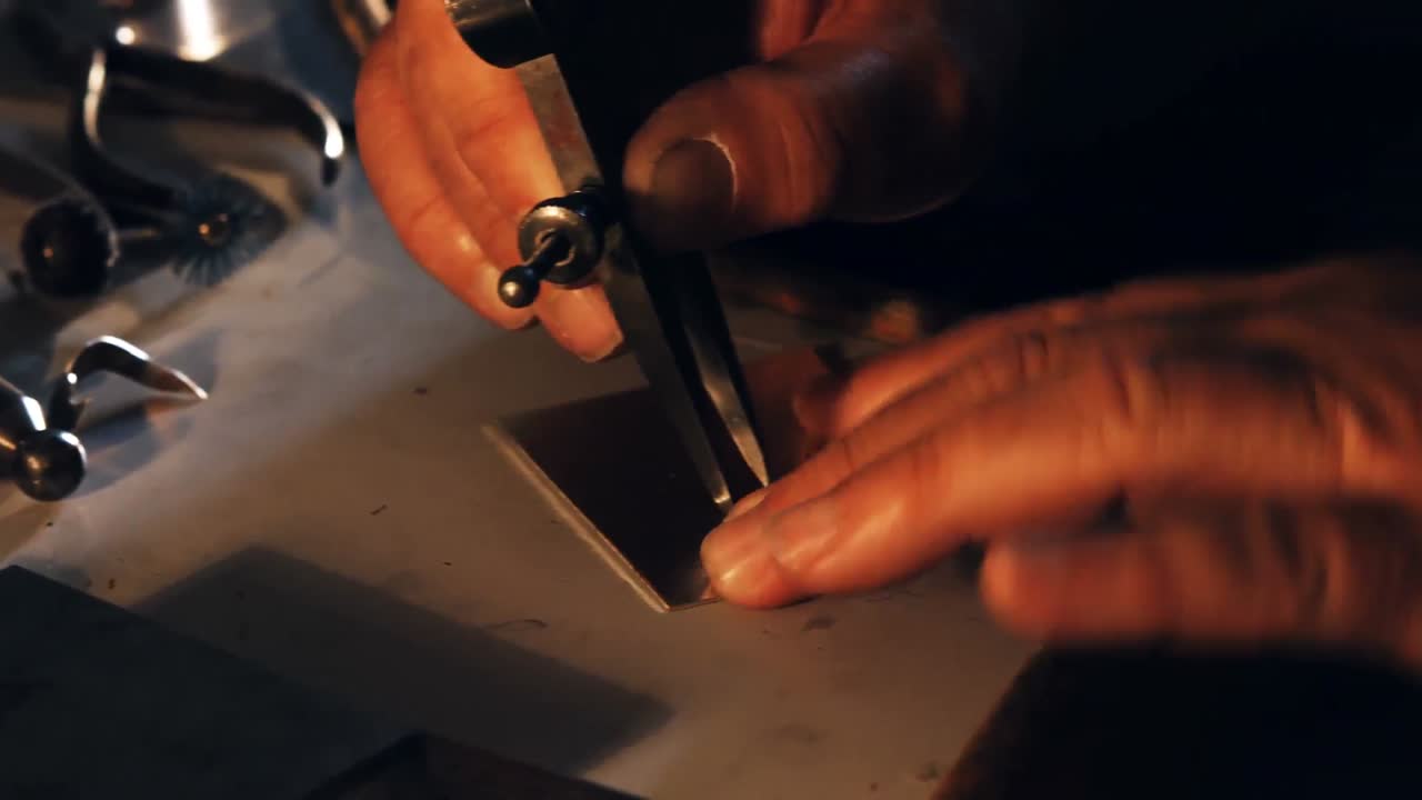 orfebre trabajando con una brújula divisora