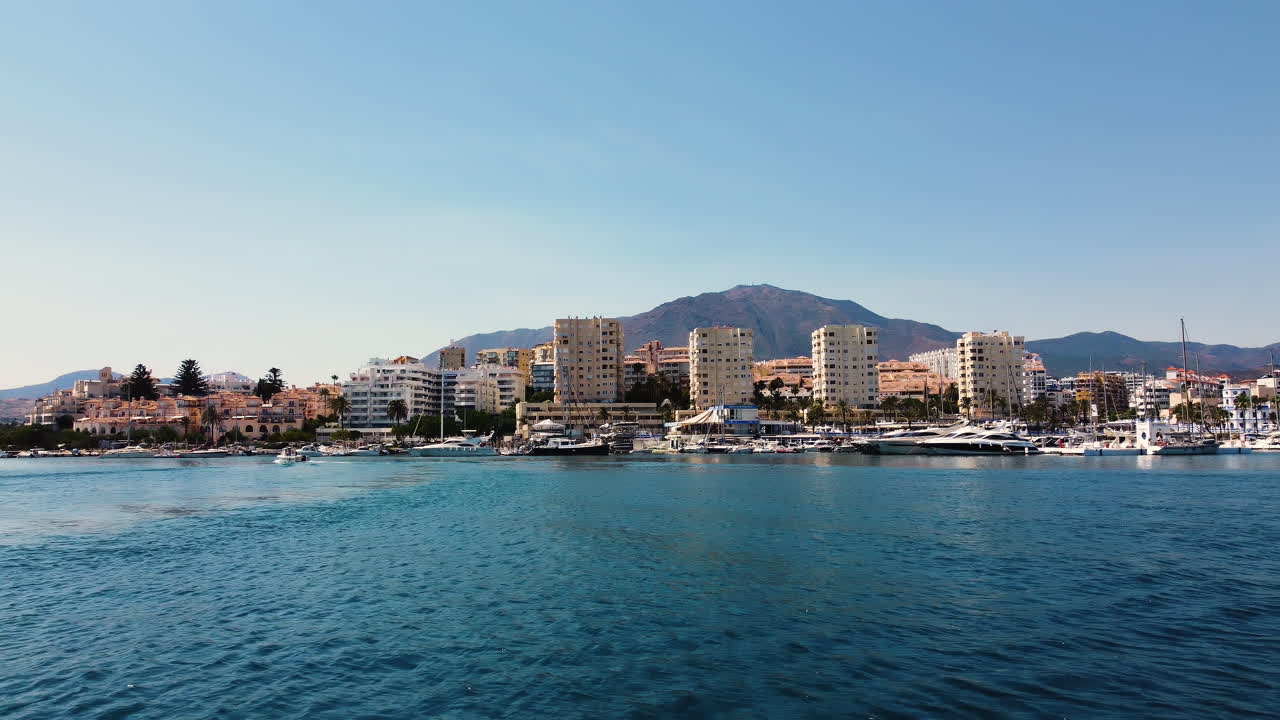 Un drone sorvola la panoramica costa di Estepona, città della Spagna.